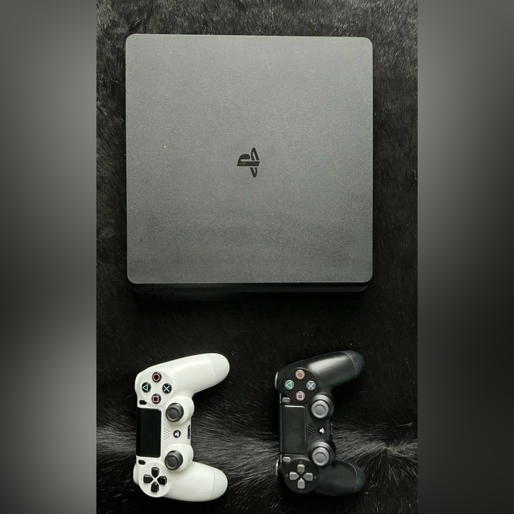 PS4 Slim 500GB Black Gaming Console+2 Controllers +Power cable/Sony
